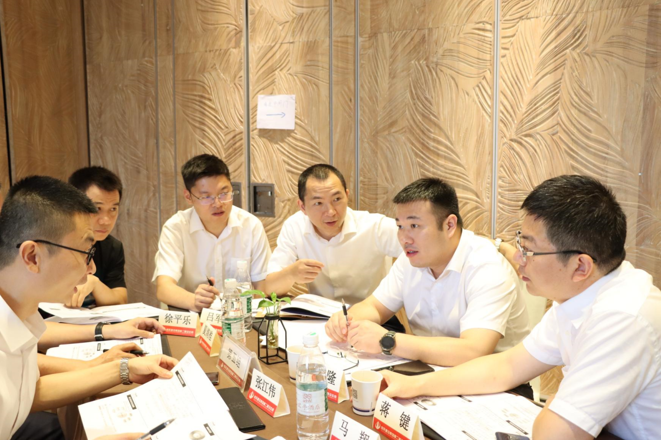 2021年6月25日-26日，EZPay二建组织开展了2021年中高层主管执行力培训。本次培训特邀清华、北大、上海交大总裁班讲师，中国企业家协会特聘高级讲师许晋老师进行授课。